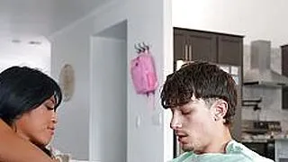 Paskalya tavşanı, iri göğüslü Asyalı üvey anne MILF'e hiç sperm getirmedi.