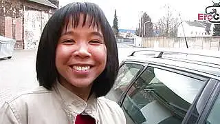 Komşu Alman Asyalı genç kadın, sokakta orgazm çekimi için yaklaşıldı.