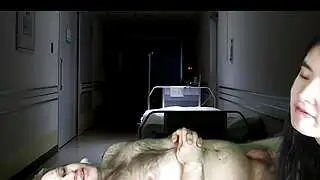 Asyalı Kadın Doktor Büyük Beyaz Bir Horozu Hayata Döndürdü