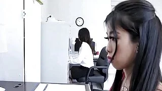 Paslı Asyalı Ofis Sürtükleri BEYAZ PATRONLA sevişiyor